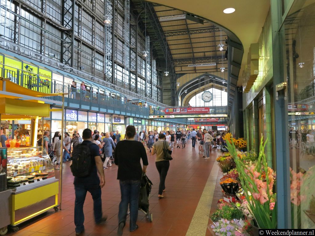 Op het centraal station van Hamburg zijn veel winkels. Tip:   Een weekend naar Hamburg.